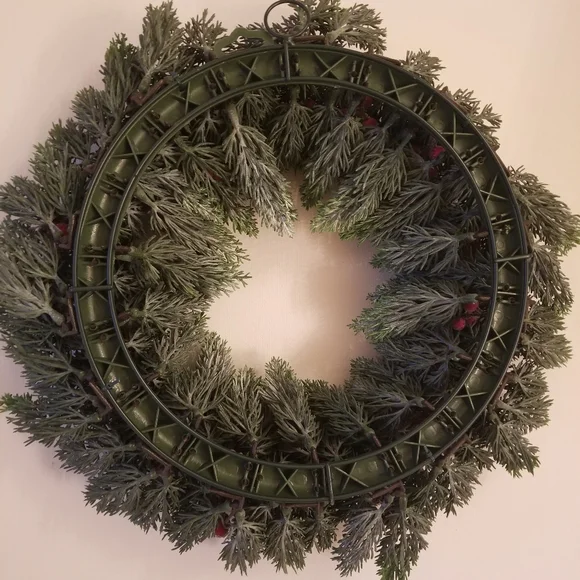 New Frosted Berry Fern Wreath - Picture 8 of 9
